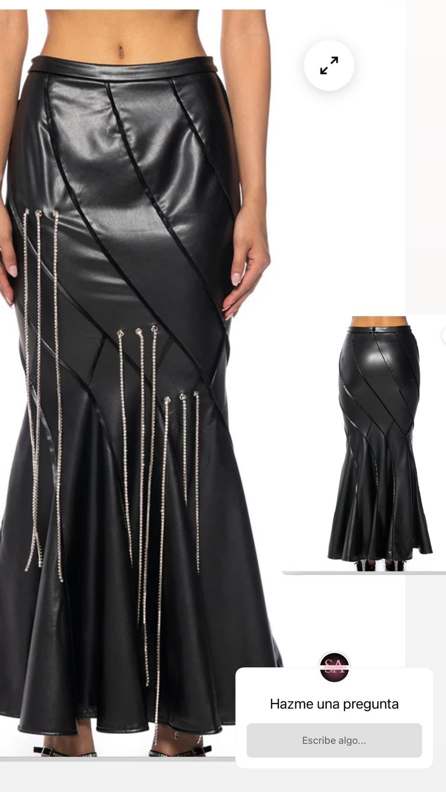 Falda Cuero Negra con Cadenas